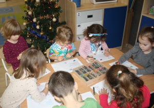 Dzieci rysują list do pana Premiera.