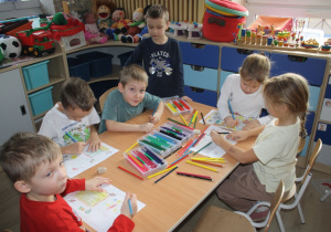 Dzieci rysują list do pana Premiera.