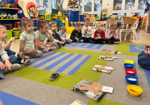 Piernikowe zdania na dywanie.