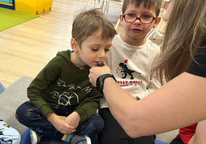 Dziecko wącha zapach i próbuje go rozpoznać.