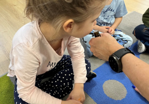 Dziecko wącha zapach i próbuje go rozpoznać.