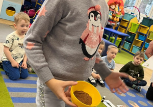 Dziewczynka z miseczka cynamonu.