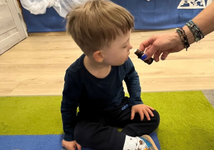 Dziecko wącha zapach.