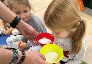 Dziewczynka wącha cukier.