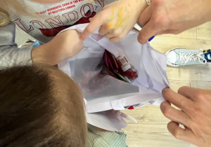 Dzieci zaglądają do torby.