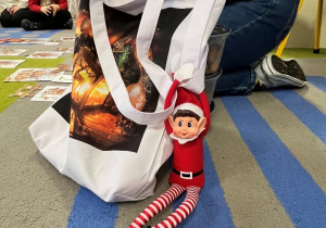 Teo i torba z niespodzianką dla dzieci.