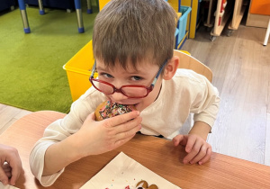 Chopiec zjada swój piernik.