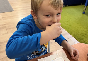 Chopiec zjada swój piernik.