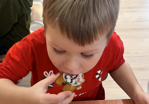 Chopiec zjada swój piernik.