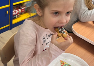 Dziewczynka zjada swój piernik.