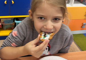 Dziewczynka zjada swój piernik.