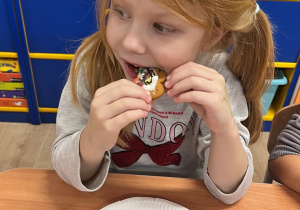 Dziewczynka zjada swój piernik.