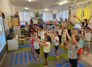 Dzieci wykonują ćwiczenia fizyczne.