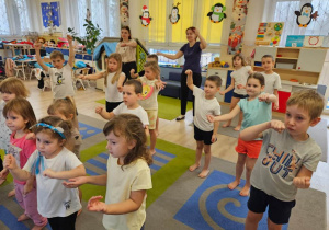 Dzieci wykonują ćwiczenia.