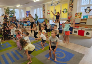 Dzieci wykonują ćwiczenia.