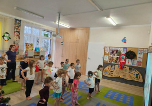 Dzieci wykonują ćwiczenia.