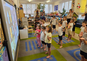 Dzieci wykonują ćwiczenia.