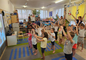 Dzieci wykonują ćwiczenia.