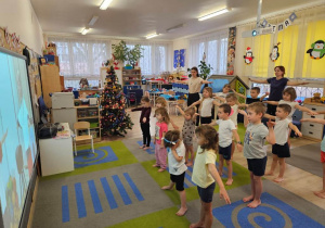 Dzieci wykonują ćwiczenia.