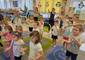 Dzieci wykonują ćwiczenia.