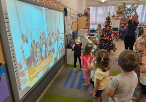 Dzieci przybijają sobie piątki.