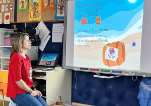 Nauczycielka odczytuje opowiadanie o Barakudzie.