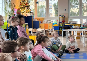 Dzieci słuchaja opowiadania.