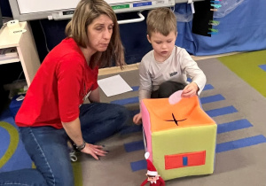 Chłopiec wyjmuje z pudełka zagadkę od Teo.