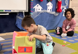 Chłopiec wyjmuje z pudełka zagadkę od Teo.