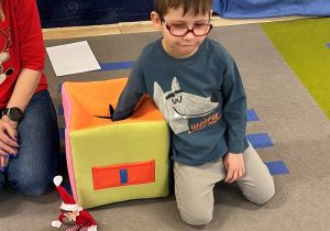 Chłopiec wyjmuje z pudełka zagadkę od Teo.