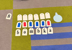 Napis " bombka".