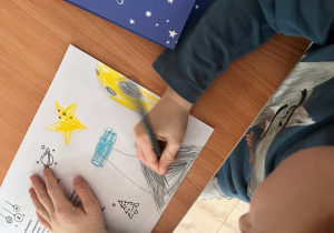 Dziecko rysuje obrazek.