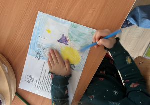 Dziecko rysuje obrazek.