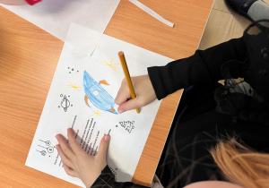 Dziecko rysuje obrazek.