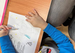 Dziecko rysuje obrazek.