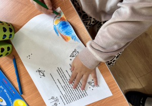 Dziecko rysuje obrazek.