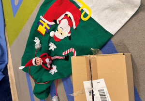 Teo siedzi na worku.