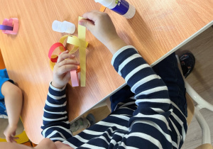 Dziecko skleja pasek.