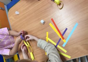 Dziecko skleja pasek.