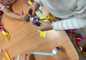 Dziecko skleja pasek.