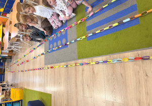 Dzieci mierzą długości łańcuchów.