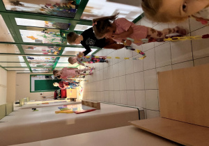 Dzieci idą z łańcuchem.