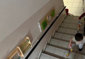 Dzieci idą z łańcuchem.