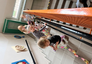 Dzieci idą z łańcuchem.