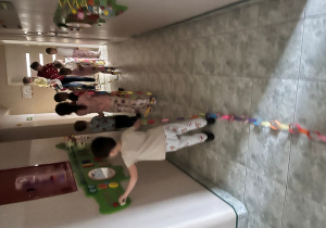 Dzieci idą z łańcuchem.