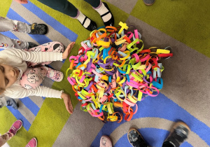 Zwinięty łańcuch na dywanie.