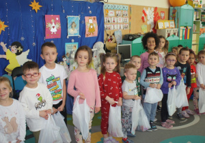 Dzieci odbierają nagrody.