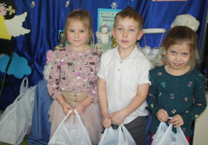 Dzieci odbierają nagrody.
