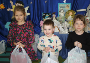 Dzieci odbierają nagrody.