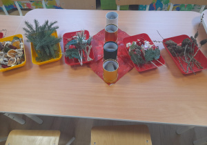 Zdjecie przygotowanych materiałów na warsztaty.